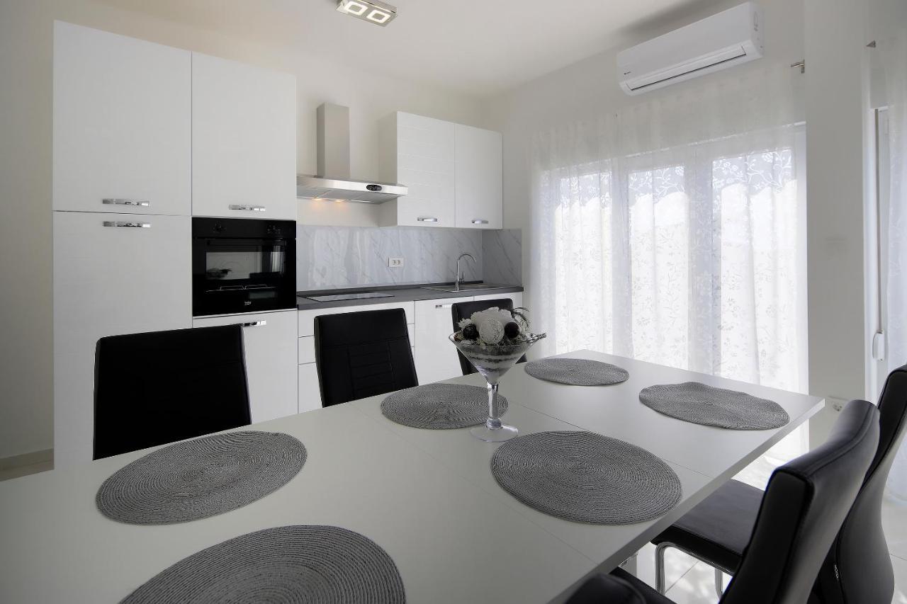 Apartments Lola ノヴァリャ エクステリア 写真