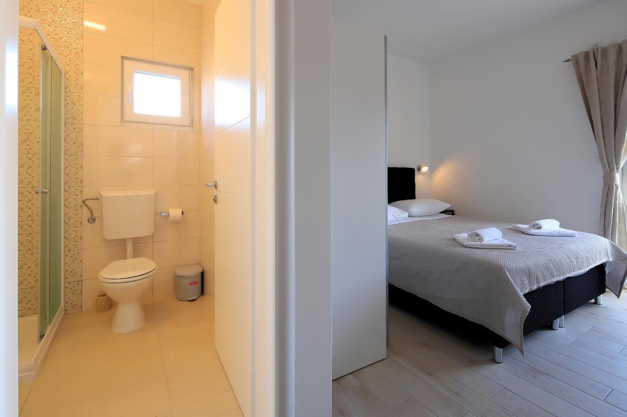 Apartments Lola ノヴァリャ エクステリア 写真